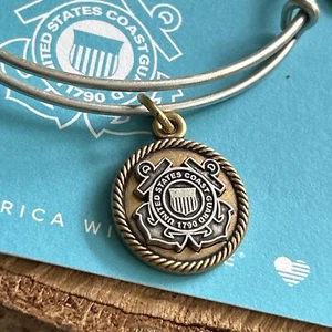 "Carta braccialetto ciondolo nuovo con etichette Alex and Ani "GUARDIA COSTIERA AMERICANA" argento/oro STEMMA MILITARE - Foto 1 di 5