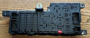 2001-2004 S60 S80 V70 XC90 Volvo 8678449 Engine Fuse Junction Box - Picture 1 of 3