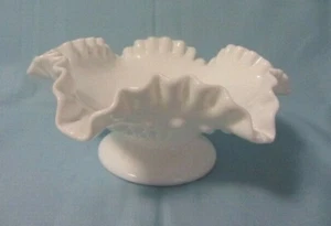 FENTON KUNSTGLAS KOCHFELDNAGEL KOMPOTT DOPPELT GEKRÄUSELT WEISS MILCHGLAS VORLOGO - Bild 1 von 3