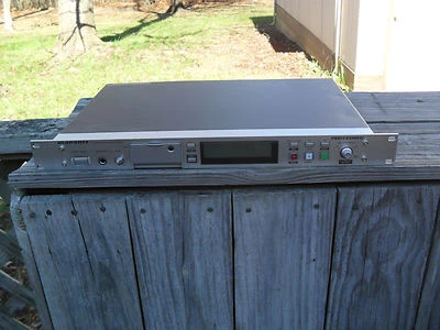 ORIGINAL PROFESSIONAL MARANTZ COMPACT FLASH SOLID STATE RECORDER PMD570  - Image 1 of 4