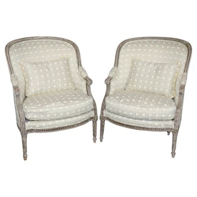 Fino par de sillas Bergere pintadas a gran escala francesas Luis XVI Foto 1 de 4