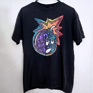 Camiseta The Hundreds Para Hombre Talla L Negra Bomba Gráfica Manga Corta Camiseta Ropa de Calle - Imagen 1 de 7
