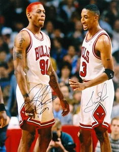 SCOTTIE PIPPEN - DENNIS RODMAN - 8 1/2 X 11 GLOSSY SIGNED PHOTO REPRINT - Bild 1 von 1