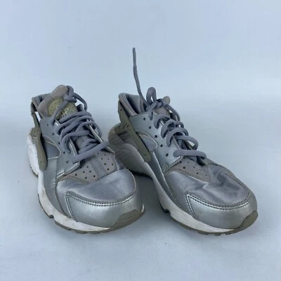 Кроссовки беговые женские Nike Air Huarache Run SE размер 6 серые серебристые 859429-002 - Изображение 1 из 4