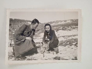 Ein Paar hält einen Hirsch echter Fund Schnappschuss Vintage altes Foto GRIECHENLAND Vintage Org. - Bild 1 von 2