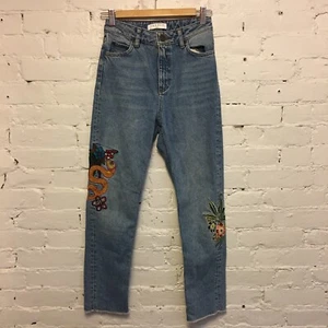 Jeans Sandro cropped ricamato orlo grezzo effetto invecchiato blu sbiadito taglia 34 - Foto 1 di 9