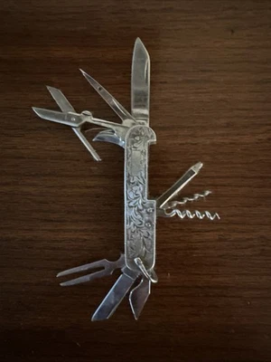 Navaja de Bolsillo Multiherramienta Grabada en Plata de Ley Años 50 De Colección (11 HERRAMIENTAS) Foto 1 de 4