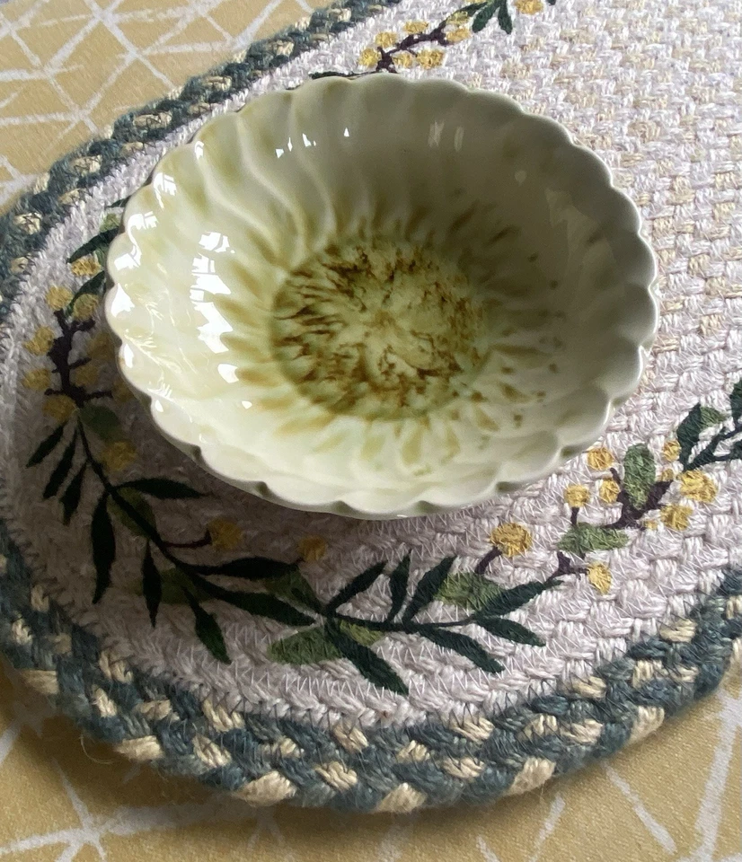 PORTHMADOG POTTERY (WALES) YELLOW BOWL: SUNFLOWER HEAD DESIGN: EX COND - Image 1 of 4