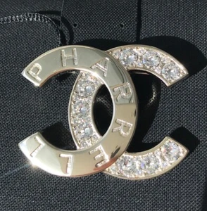 CHANEL PHARRELL 2019D CC LOGO CRISTALES DORADOS BROCHE COLECCIÓN CÁPSULA LIMITADA - Imagen 1 de 12