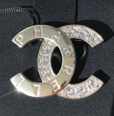 CHANEL PHARRELL 2019D CC LOGO CRISTALES DORADOS BROCHE COLECCIÓN CÁPSULA LIMITADA Foto 1 de 4