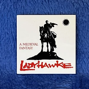LADYHAWKE Promoción de Cine 2” Botón Pinback Original 1984 Warners Bros. De Colección - Imagen 1 de 3