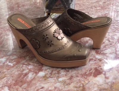 Zueco sin cordones VIA SPIGA metálico bronce floral perforado talla 8M usado en excelente estado, $125 Foto 1 de 4