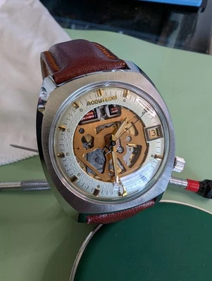 Accutron 218 Spaceview - Totalmente Restaurado - Cuero Desplegable - Hermoso Estuche Foto 1 de 4