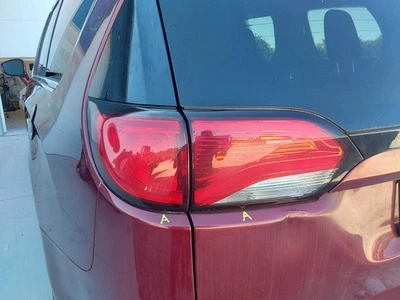 Used Left Tail Light Assembly fits: 2019 Chrysler Pacifica incandescent lamps qu Foto 1 de 4