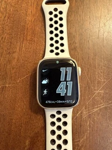 Apple Watch Nike Series 7 41mm Starlight Aluminum Case with Pure Platinum/Black - Photo 1 sur 7