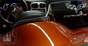 Corvette C6 Parabrisas Bloqueador de Viento Deflector Parada Pantalla Grabado Logo GM Lic - Imagen 1 de 8