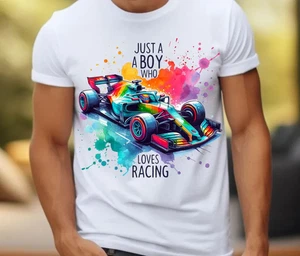 JUST A BOY WHO LOVES RACING CAR NEUHEIT BEDRUCKTES T-SHIRT GESCHENK GEBURTSTAG - Bild 1 von 1