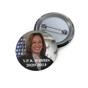 Prendedor vintage Kamala Harris botones 2020-2024 prendedor coleccionable mujer historia Girl Power - Imagen 1 de 7