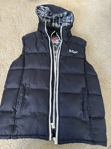 Gilet Lee Cooper Uomo Nero Imbottito con Cappuccio Taglia S Ottime Condizioni - Foto 1 di 5