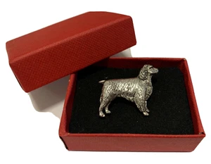 SPRINGER SPANIEL SILBER ZINN ANSTECKNADEL ABZEICHEN BROSCHE REVERS ROT GESCHENKBOX GEBURTSTAG WEIHNACHTEN - Bild 1 von 3