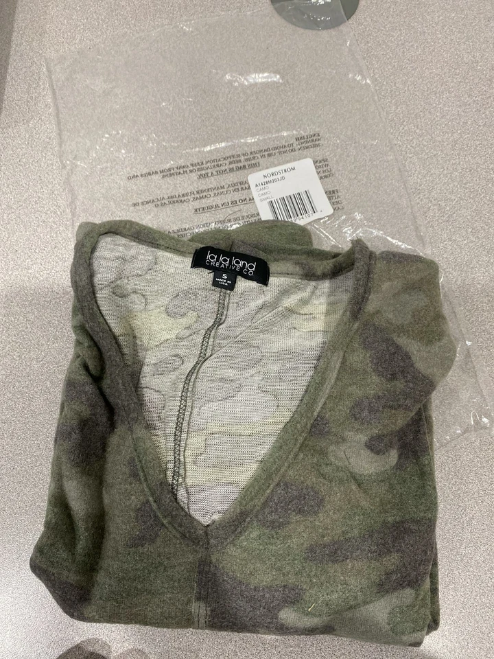 La La Land Creative Co Boxy Camo Top Womens Small Green Soft Knit Pullover