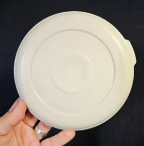 Tapa a Presión de Repuesto Rubbermaid Servin Saver SOLO 0029 #3 Redonda Almendra 7 1/8" - Imagen 1 de 9