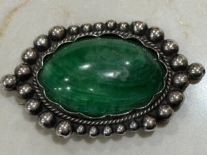 Broche vintage de ágata verde con marco de plata hecho por artista mexicano Taxco .9 OZ. - Imagen 1 de 4