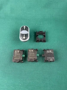 Eaton RMQ-Titanio Doble Pulsador Flecha Dispositivo Completo M22-DDL-S-X7/X7/K20/230-W - Imagen 1 de 2