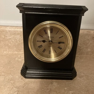 "Reloj de madera Bulova en buen estado de funcionamiento 7"" de alto x 5"" de ancho x 2"" funciona" Foto 1 de 4