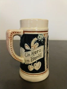 Taza vintage de piedra de cerveza de 5" de Alemania Occidental Mariandl du hast Ein Herz am Bandl - Imagen 1 de 4