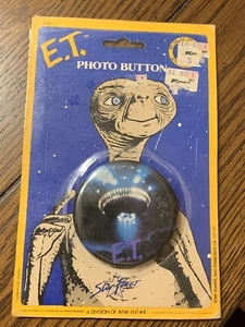 VINTAGE E.T. SEALED PHOTO BUTTON - 1982 UNIVERSAL CITY STUDIOS - ET - Picture 1 of 8
