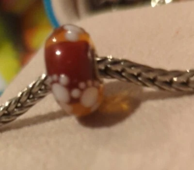 Auténtico Trollbeads Huella Blanca Sobre Fondo Rojo Único Roble Difícil de Encontrar Cuentas Foto 1 de 4