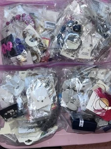 Lote de pendientes perforados tamaño galón bolsa aleatorio nuevos con etiquetas - Imagen 1 de 2