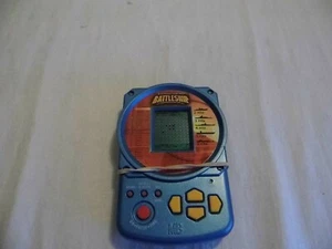 Juego electrónico portátil acorazado de mano 2002 Milton Bradley Works  - Imagen 1 de 5