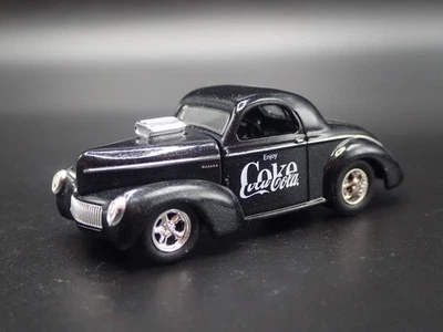 1941 41 Willys Coupé Gasser Coca-Cola Coca Cola Nhra 1:64 Scala Modellino Auto - Immagine 1 di 4