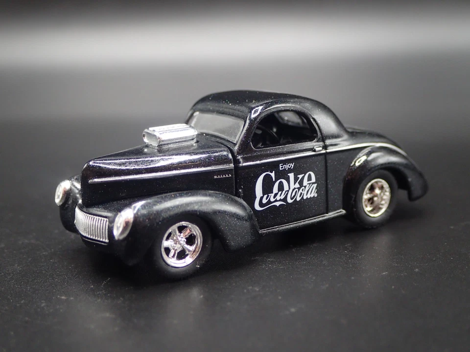 1941 41 Willys Coupé Gasser Coca-Cola Coca Cola Nhra 1:64 Scala Modellino Auto - Immagine 1 di 4