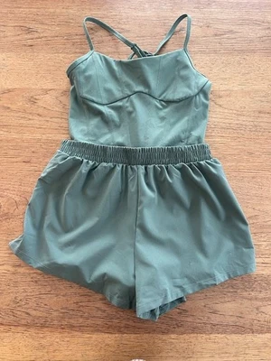 ROSA Victoria’s Secret Fresh Forest PEQUEÑO The Ultimate Runsie Mameluco Activo Foto 1 de 4