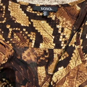Camisa para mujer XOXO mediana marrón estampado de serpiente - Imagen 1 de 9
