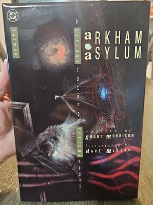 Batman Arkham Asylum A Serious House on Serious Earth 1st Edition Hardcover Foto 1 de 4
