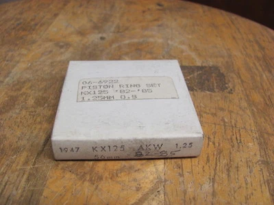 Conjunto de anéis NOS Rocky Cycles Kawasaki KX125 1.25cc OS 1982-85 06-6922 - Imagem 1 de 2