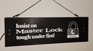 LUCCHETTO MASTER LOCK RESISTENTE SOTTO IL FUOCO INSEGNA LUMINOSA NEGOZIO PEZZO PUBBLICITARIO - Foto 1 di 4