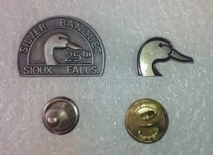 Alfileres de sombrero de solapa ilimitados Ducks (lote de 2) banquete plateado 25th Sioux Falls Dakota - Imagen 1 de 5