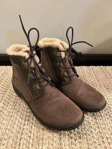 Clarks Cora Chai Brown Leather Ankle Boot Sz 8.5 Faux Fur Lining Boho Ortholite - Picture 1 of 10