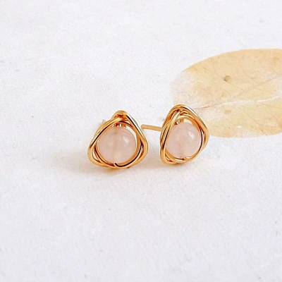 Pendientes de tachuelas de cuarzo rosa rellenos de oro 14k delicados hechos a mano 4 mm cristal curación Foto 1 de 4