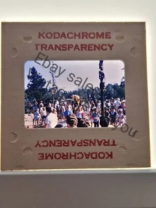 Kodachrome Dia 60er Disneyland Frontierland Big Crowd Uhren beliebte Indianer - Bild 1 von 5