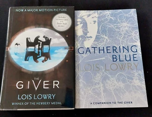 LOT 2 The Giver & Gathering Blue Hardback Book Lowry Lois Newberry Medal Winner - Imagen 1 de 3