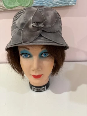 SOMBRERO CISNE ORIGINAL VINTAGE GRIS MALLA APRETADA TERCIOPELO FLOR RIBETE TÉ PARY DERBY Foto 1 de 4