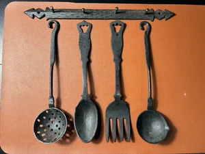 Juego de 4 utensilios de cocina de hierro fundido vintage con colgador de pared a juego negro - Imagen 1 de 4