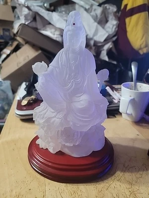 "Estatua blanca esmerilada Guanyin Kwan Yin Diosa de la Misericordia sobre soporte rojo - resina de 11""" Foto 1 de 4