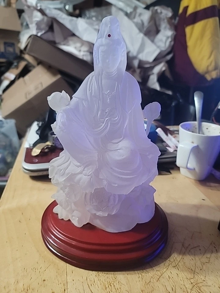"Estatua blanca esmerilada Guanyin Kwan Yin Diosa de la Misericordia sobre soporte rojo - resina de 11""" Foto 1 de 4